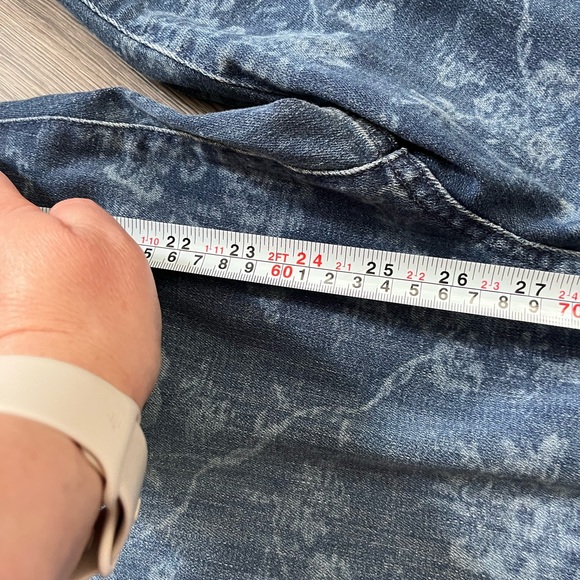 So slimming Chicos dark blue denim flowered NWT - Picture 3 of 11